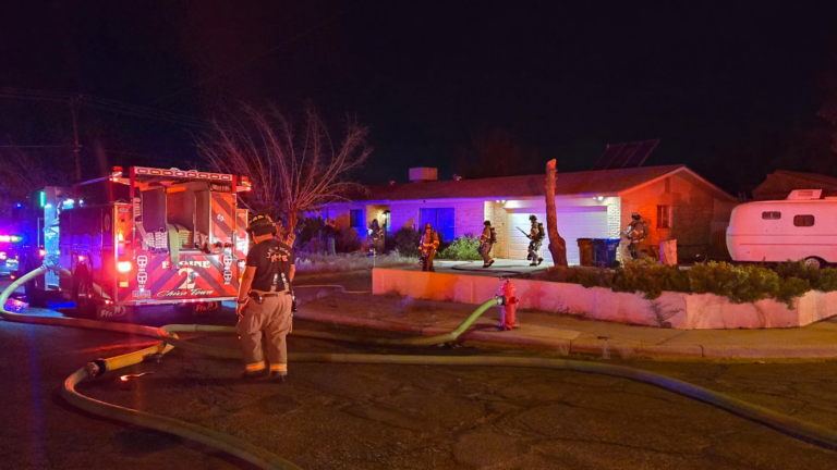 Controlan fuerte incendio en casa de Las Cruces: bomberos rescatan a dos gatos