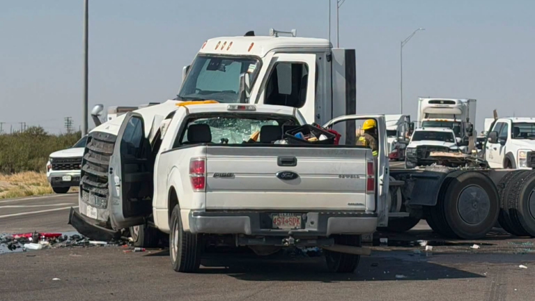 Cierran la carretera Estatal 18 tras choque entre camioneta y camión de carga en el condado de Winkler