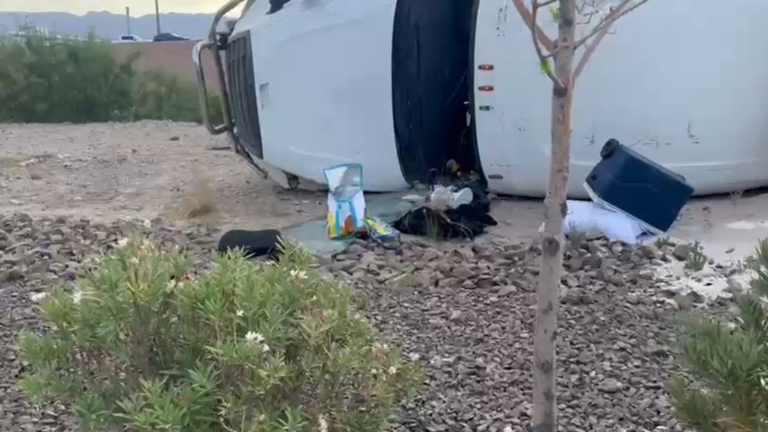 Camión de carga vuelca en South Desert Boulevard y Loop 375