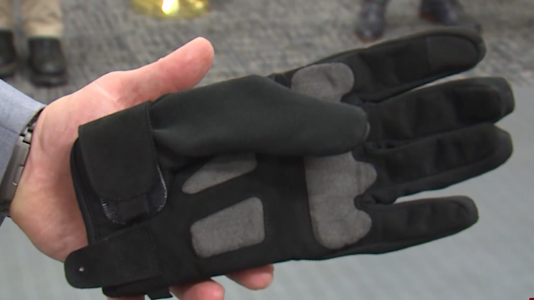 California busca prohibir el uso de guantes eléctricos por agentes del orden