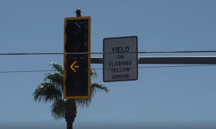 PELIGRO EN INTERSECCIONES: la policía aclara cómo reaccionar ante la flecha amarilla intermitente en Las Vegas