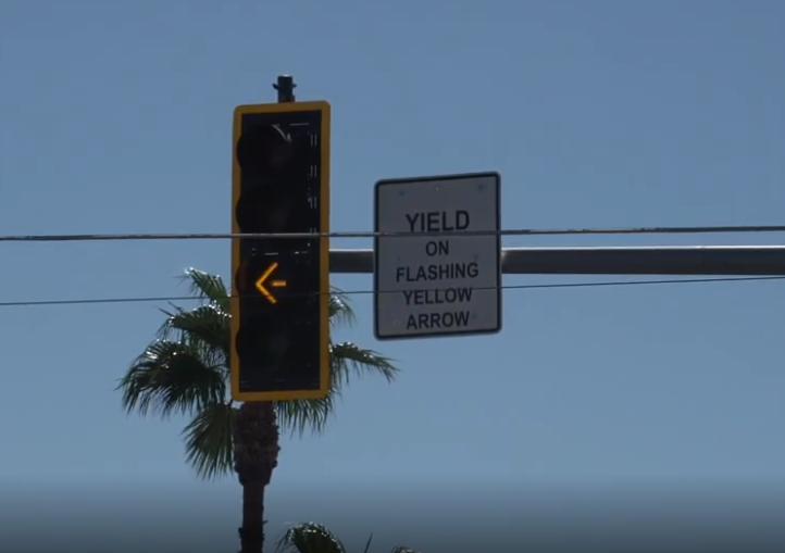 PELIGRO EN INTERSECCIONES: la policía aclara cómo reaccionar ante la flecha amarilla intermitente en Las Vegas
