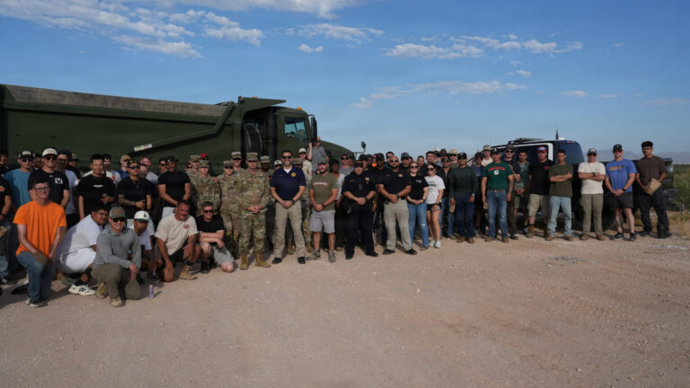 Soldados de Fort Bliss y agentes alguacil del condado retiran cerca de 2,000 llantas abandonadas en Red Sands