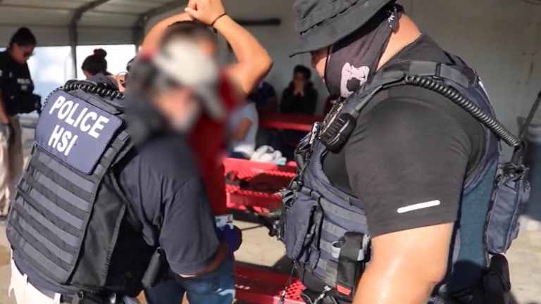 Analizan uso de cámaras corporales para agentes de ICE durante operativos