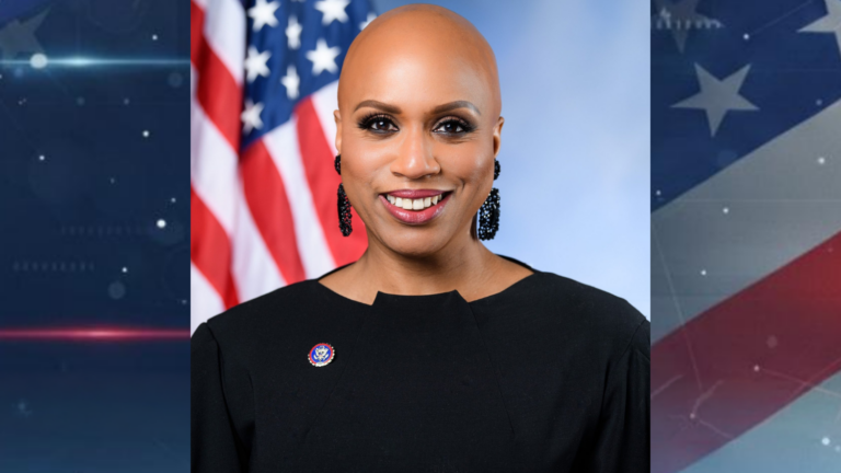 Ayanna Pressley avanza a la elección general por el Distrito 7 de Massachusetts