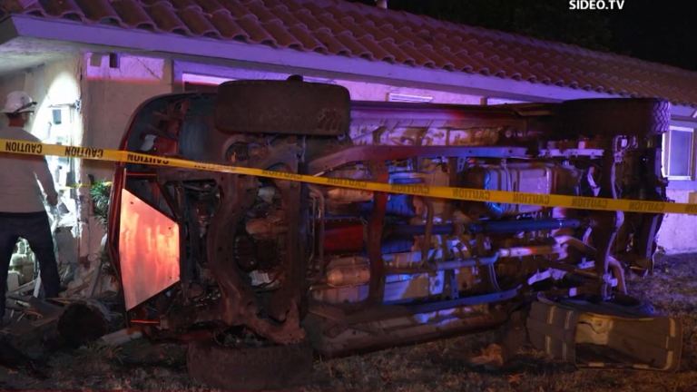 Camioneta se estrella contra vivienda y deja a diez personas desplazadas