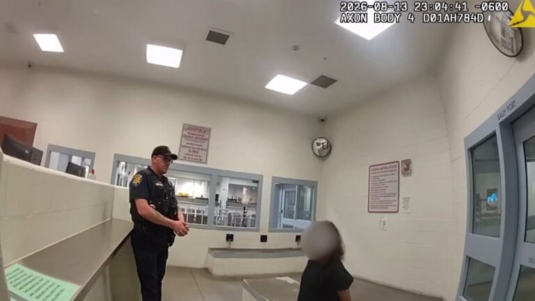 Mujer conduce hasta una cárcel de Colorado para entregarse y termina enfrentando nuevos cargos por presunto DUI