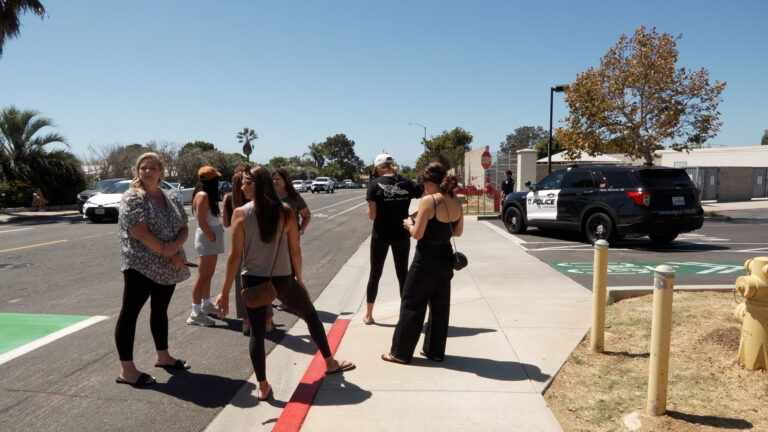 Amenaza reportada en preparatoria de Carlsbad provoca operativo policial y cierre preventivo