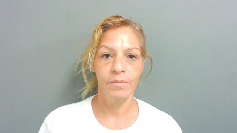 Mujer arrestada acusada de invadir propiedad privada en Mathis