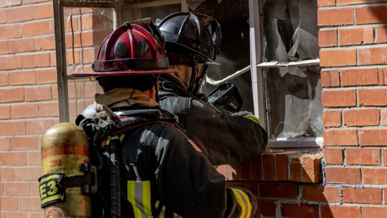 GALERÍA: Bomberos combaten incendio en vivienda con condiciones extremas de acumulación en Aurora