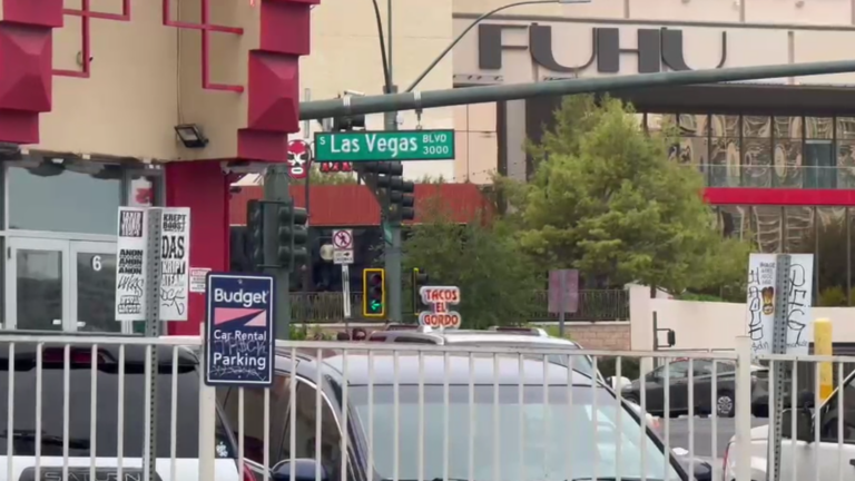Tiroteo vial: 1 hombre hospitalizado tras peligrosa balacera en el Strip de Las Vegas