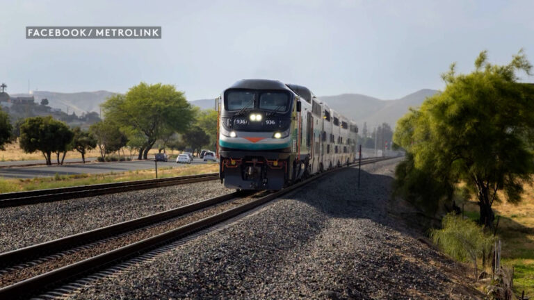 Posibles mareas altas amenazan con causar retrasos en Metrolink entre Orange County y Oceanside