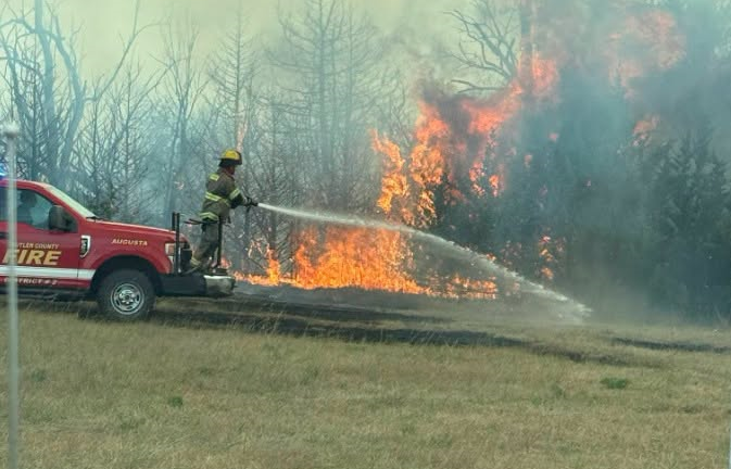 Incendio en Kansas deja a dos bomberos hospitalizados en medio de temperaturas de 107 grados