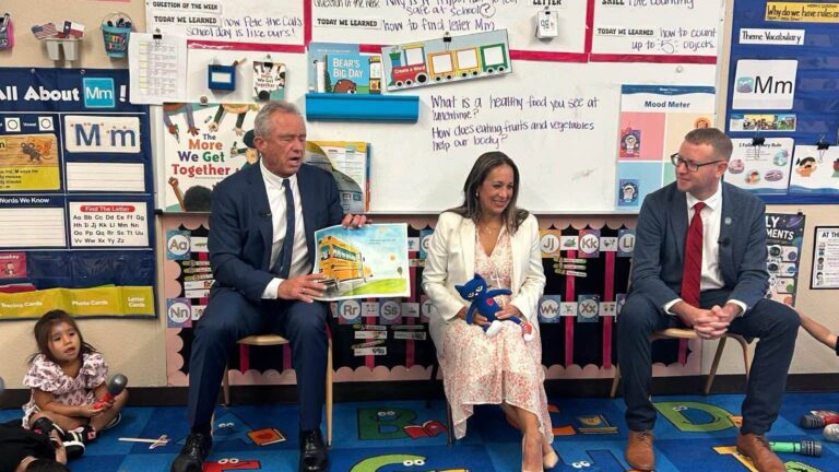 Secretario de Salud Robert F. Kennedy Jr. visita programa Head Start en Alice