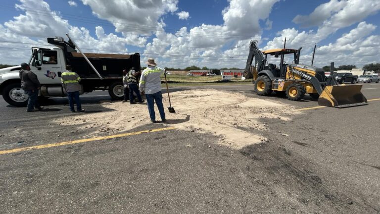 Carriles hacia el sur de S. International Blvd. permanecen cerrados por derrame de aceite