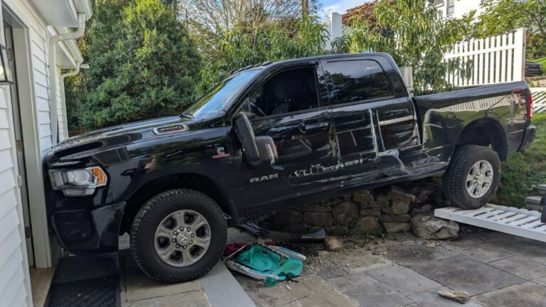 Camioneta atraviesa una cerca y termina contra una vivienda en Westport