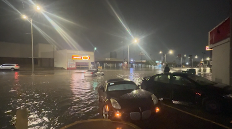 Tormenta provoca inundaciones y deja vehículos varados en distintos sectores de Ciudad Juárez