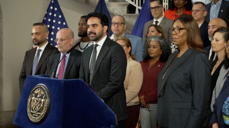 Estados demandan para frenar una norma de Trump que dificultaría a algunos inmigrantes obtener green cards