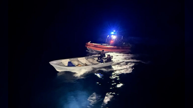 Guardia Costera detiene a 16 personas en una panga al oeste de San Diego