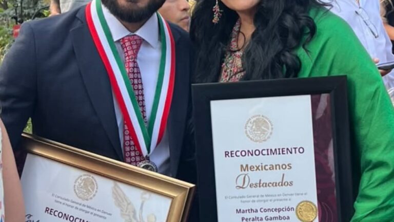Miembros del Valle brillan durante la ceremonia del Grito de Independencia de México en Denver