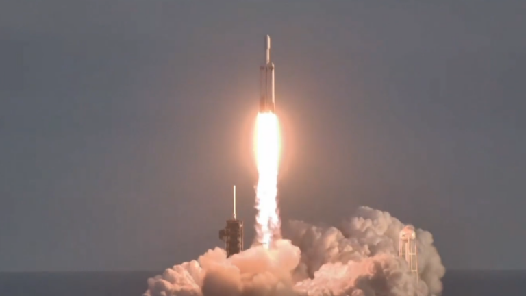 Estados Unidos confirma armas en el espacio y Japón supera los 100 mil centenarios
