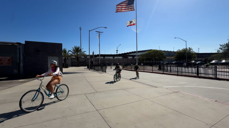 Bicicletas de Burning Man cruzan la frontera y llegan a Tijuana para una nueva vida