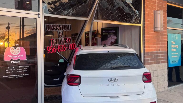 Vehículo se estrella contra restaurante de pizza en Mission