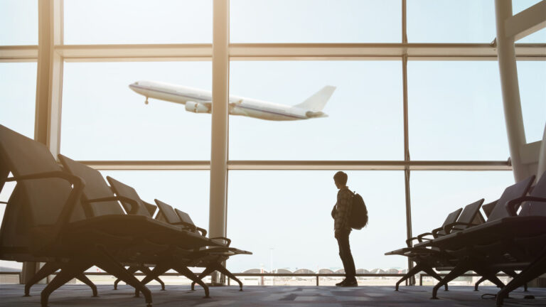 Falla técnica provoca largas filas en aeropuerto de San Diego; problema ya fue resuelto