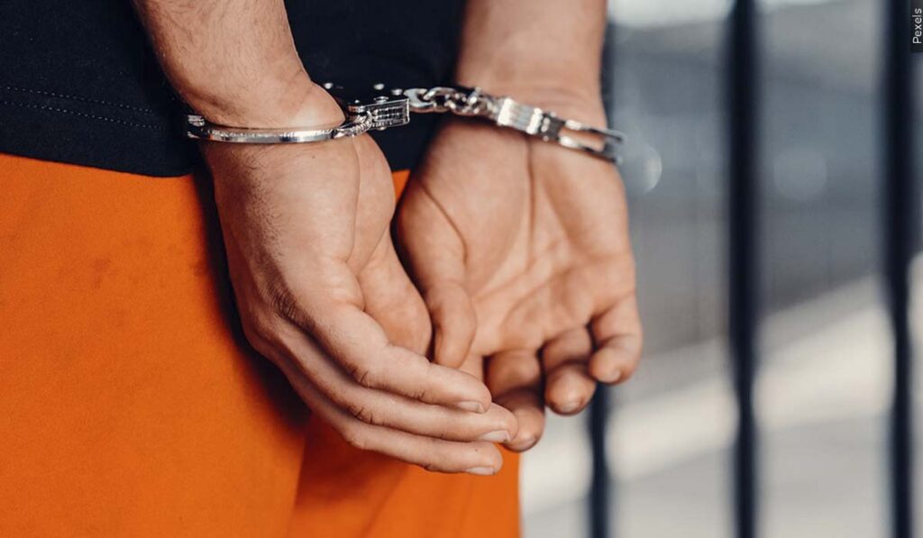 Mujer es arrestada tras quedarse dormida en un drive-thru