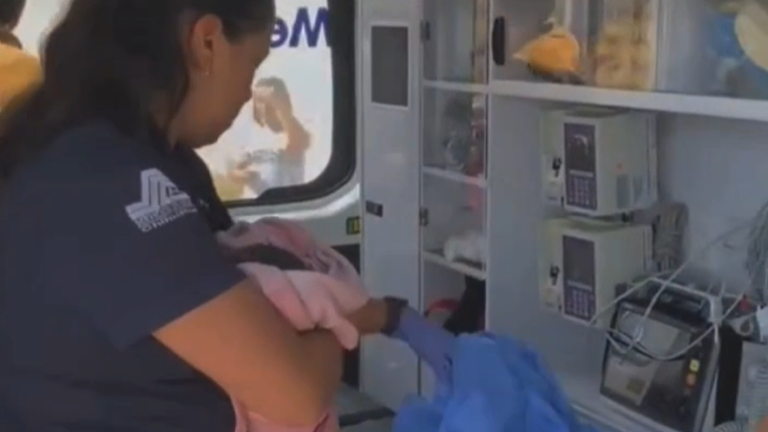Rescatan a bebé de solo dos horas de nacido abandonado en tapias en Chihuahua