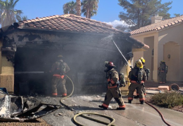 Incendio devasta garaje en residencia de Las Vegas tras masivo operativo de emergencia