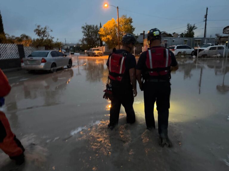 Rescatan a madre y tres niños tras inundación en Sunland Park