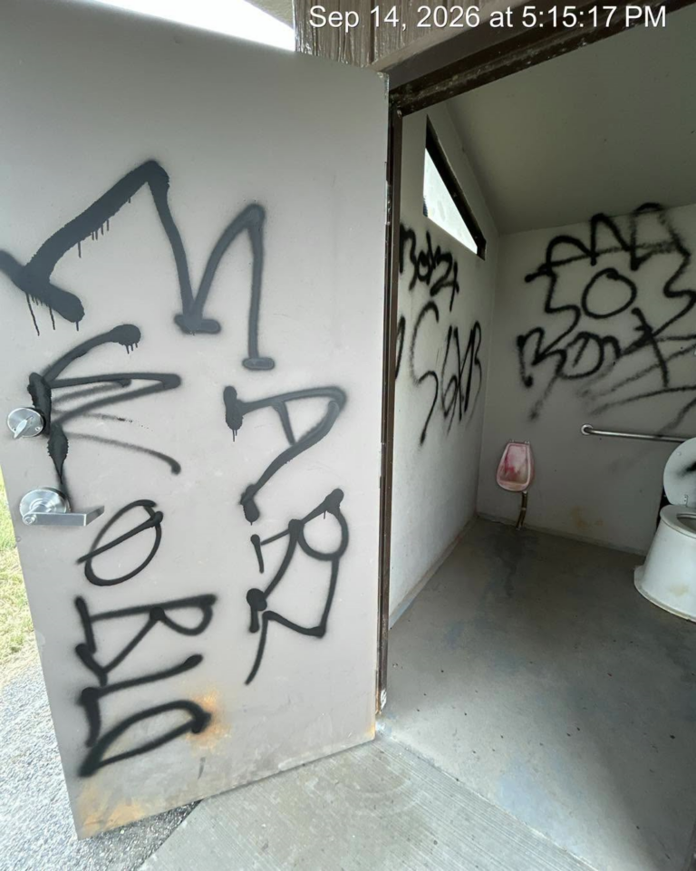 Vandalismo con insulto racial daña baños públicos en Commerce City
