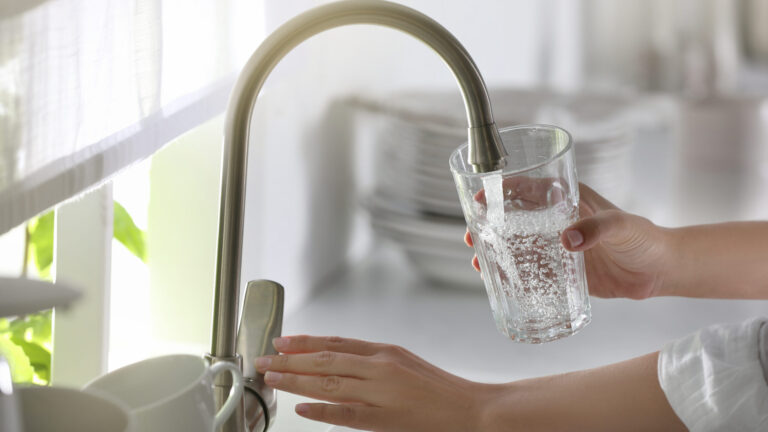 Corte de agua en Goddard afecta a varios sectores tras rotura de una tubería