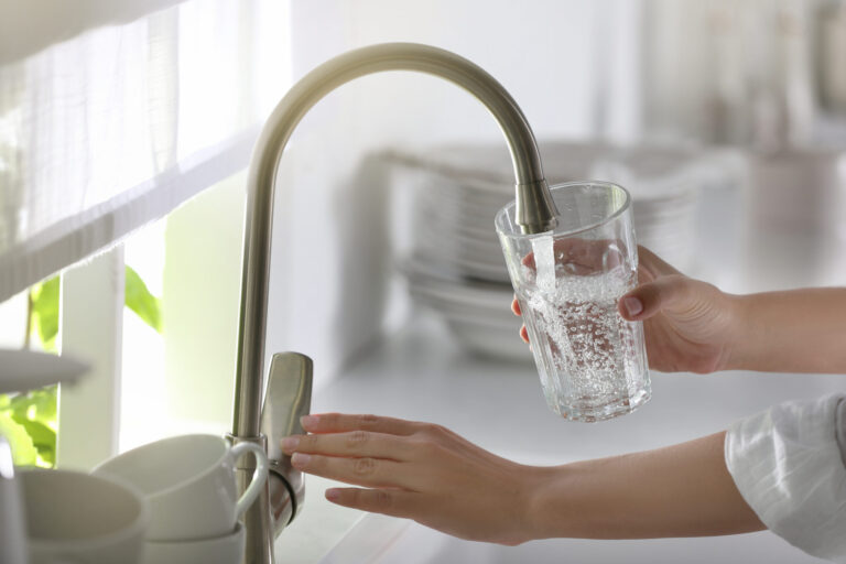 Corte de agua en Goddard afecta a varios sectores tras rotura de una tubería