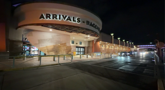 Se desploma techo de entrada del aeropuerto de El Paso en medio de fuertes lluvias; no se reportan heridos