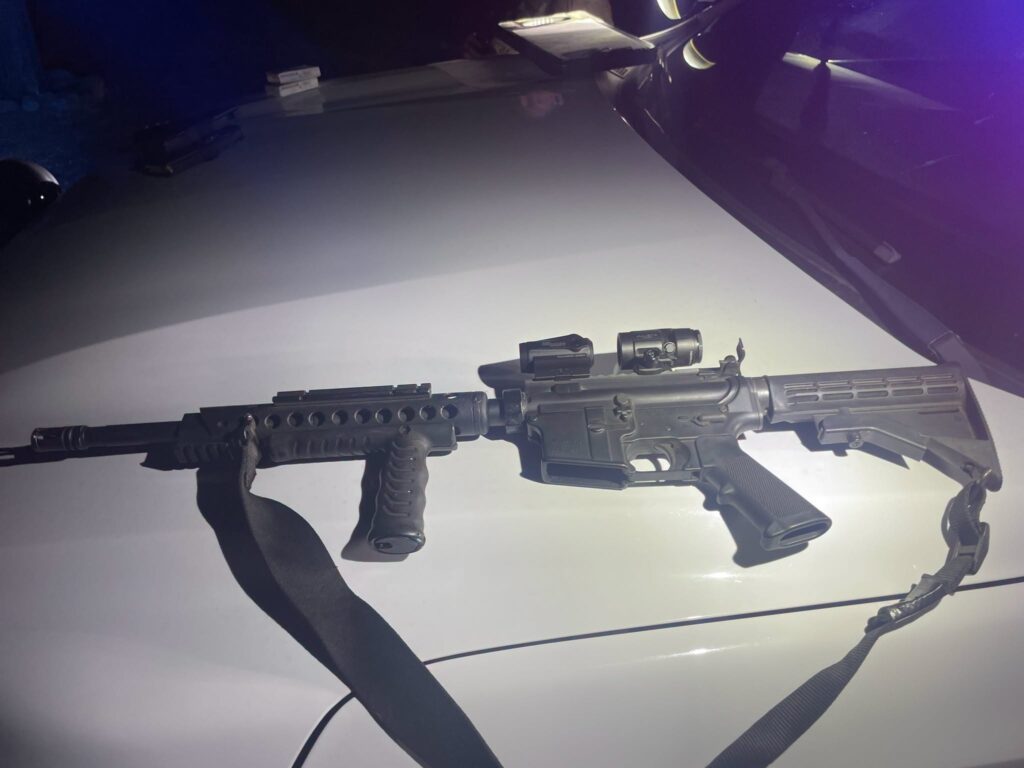 Arresto peligroso: patrullaje nocturno retira arma robada de las calles en Nevada