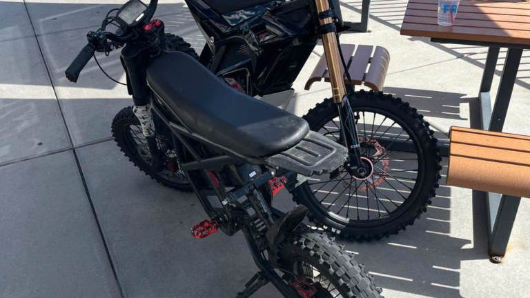 Niños en motos eléctricas casi son atropellados en Commerce City