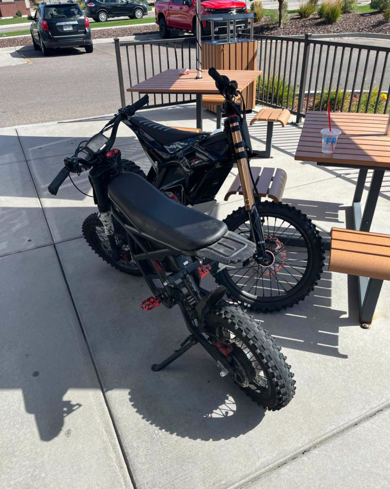 Niños en motos eléctricas casi son atropellados en Commerce City