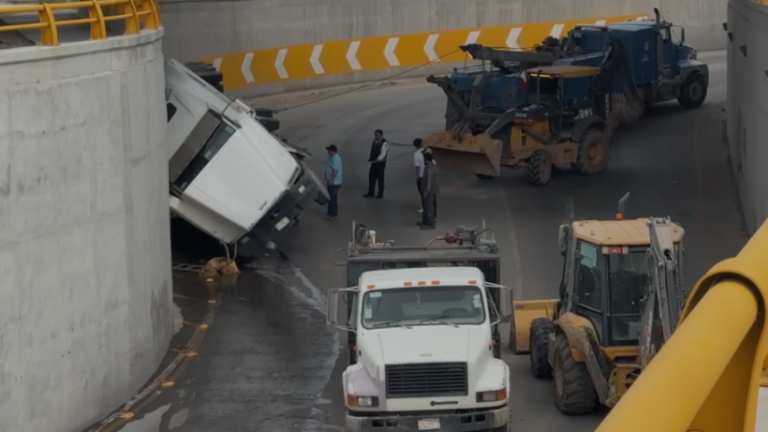 Pipa con 60 mil litros de agua se vuelca en Ciudad Juárez y provoca congestionamiento