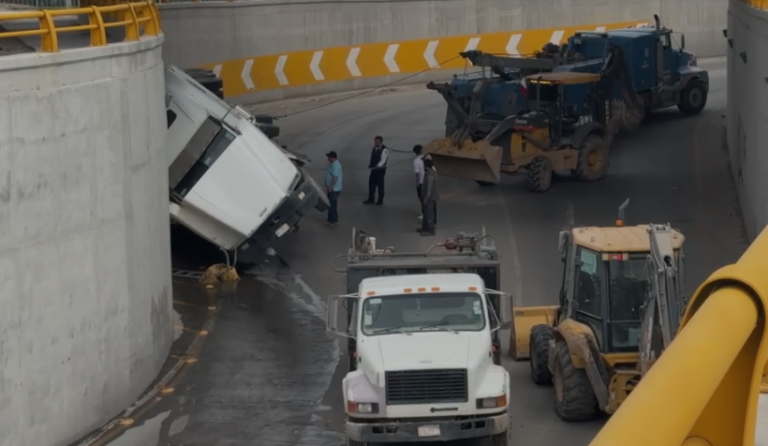 Pipa con 60 mil litros de agua se vuelca en Ciudad Juárez y provoca congestionamiento