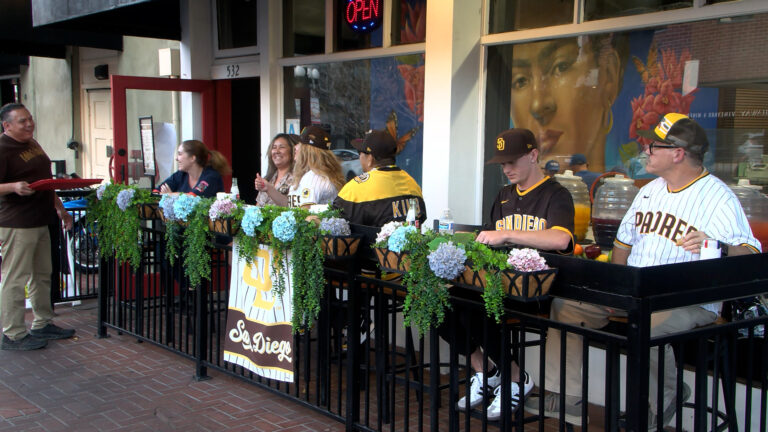 Los playoffs de los Padres de San Diego impulsan las ventas de los negocios locales
