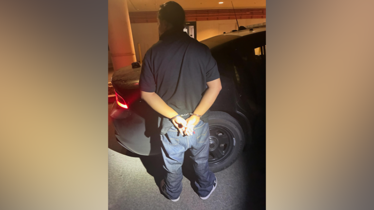 Arrestan a hombre armado tras persecución a pie en evento concurrido de King City