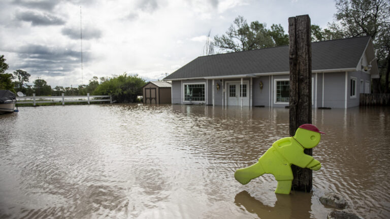 Inundaciones: advierten sobre el peligro de cruzar calles anegadas en Kansas