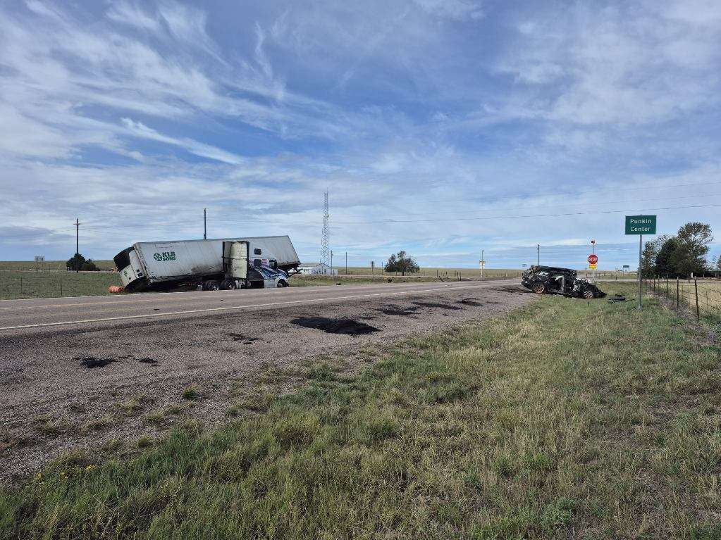 Hombre muere y adolescente resulta gravemente herida tras choque con un camión en Colorado