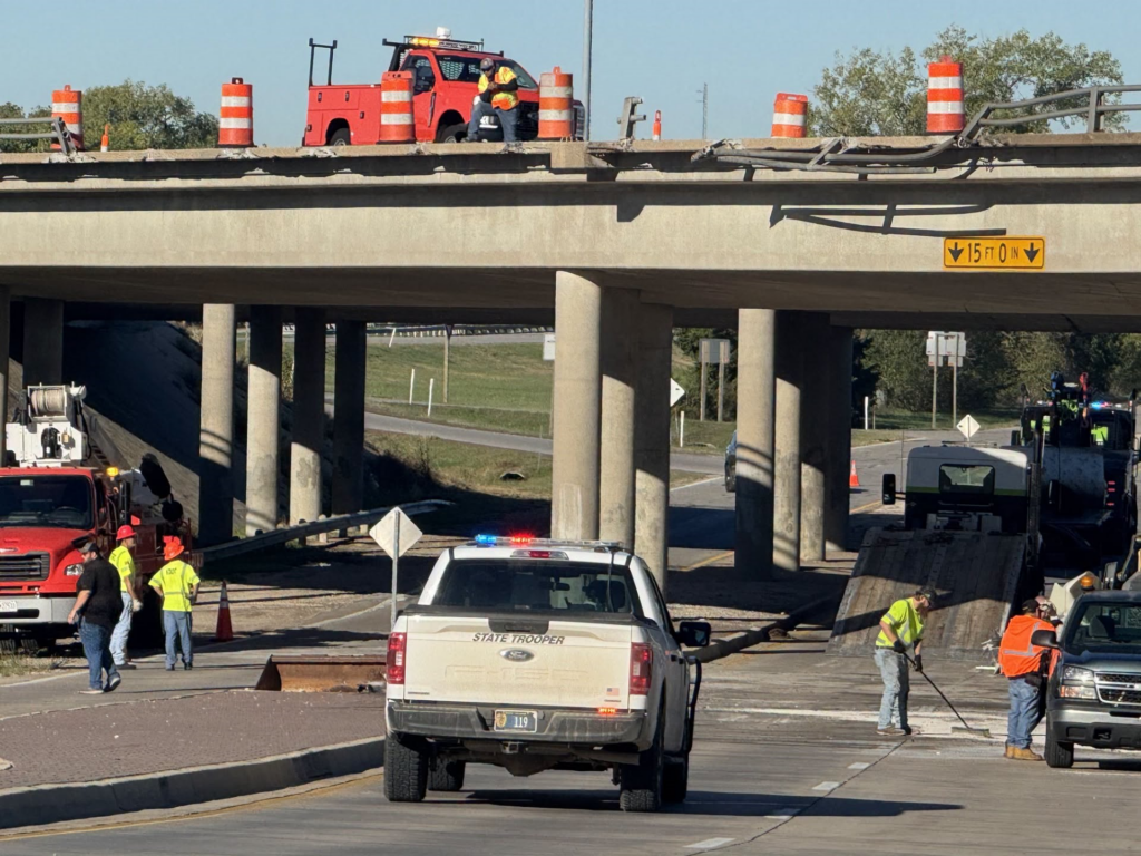 Vehículo cae desde la K-254 hasta la calle 45 en Kansas