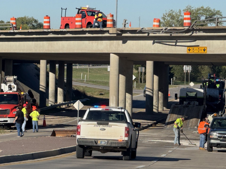Vehículo cae desde la K-254 hasta la calle 45 en Kansas
