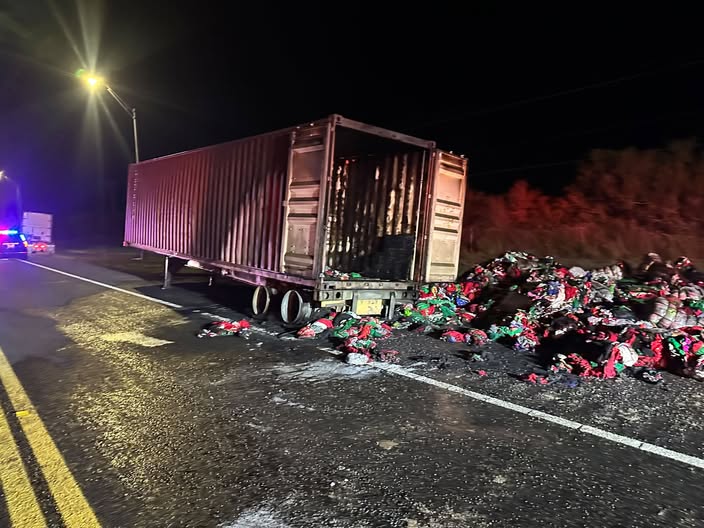 Bomberos controlan incendio de un tráiler y reabren la carretera