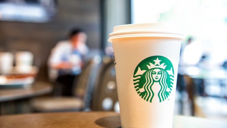 Demandan a Starbucks por promocionar como “sin azúcar” bebidas que contienen azúcar