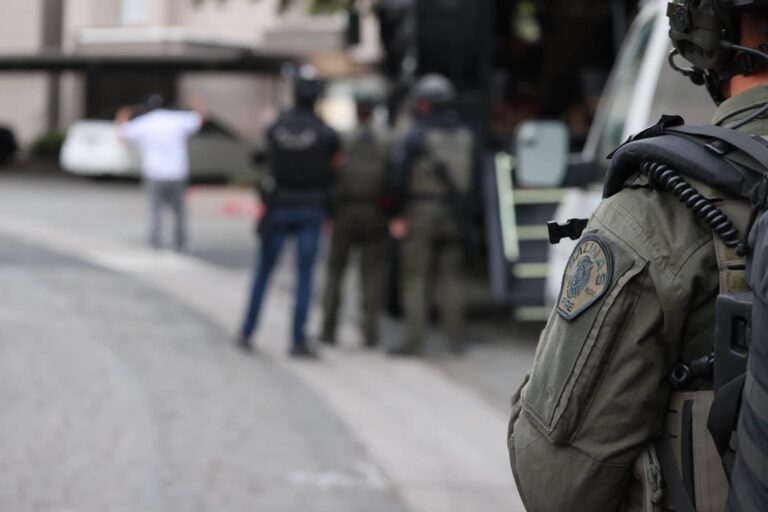 Policía de Salinas ejecuta órdenes de cateo durante investigación por armas